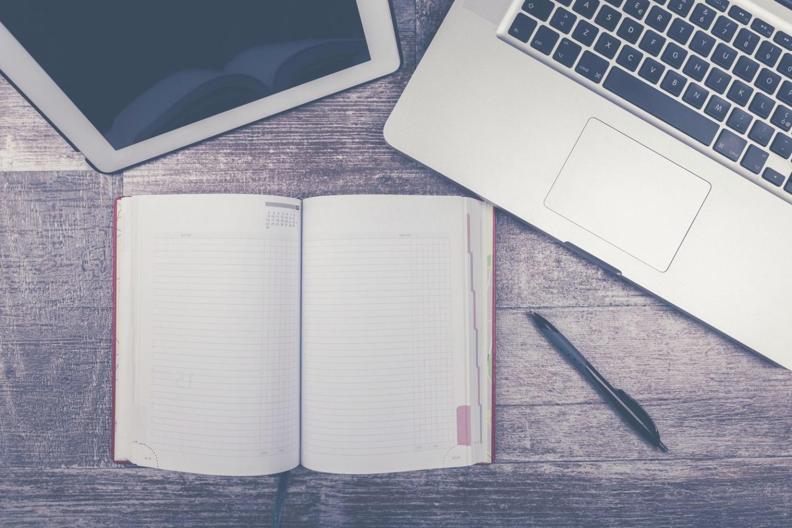 Profesional analizando estrategias de inversión en pantallas múltiples