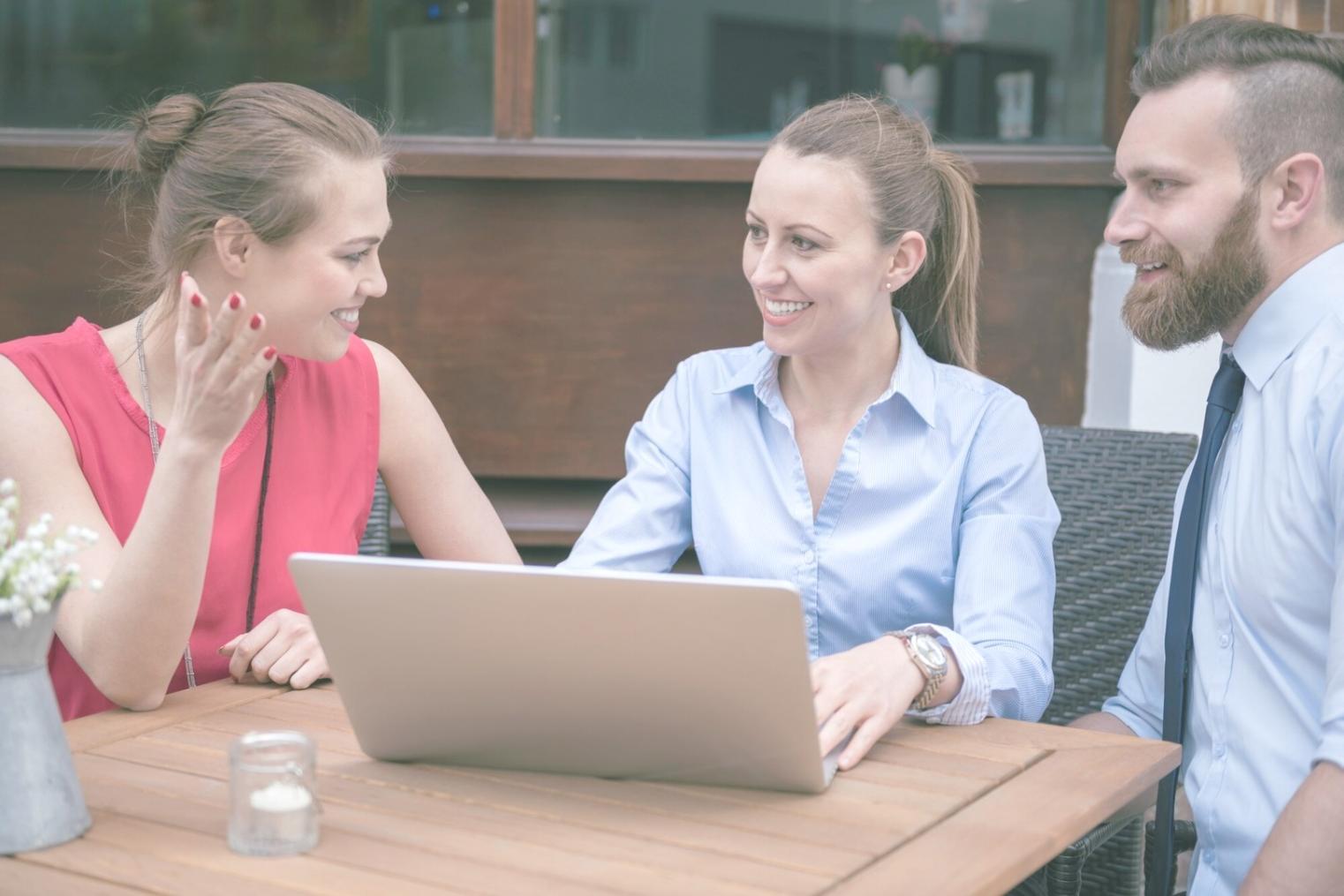 Análisis financiero profesional con gráficos y datos de mercado