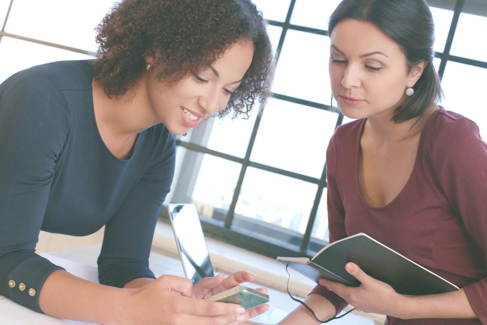 Profesionales analizando datos financieros en una oficina moderna